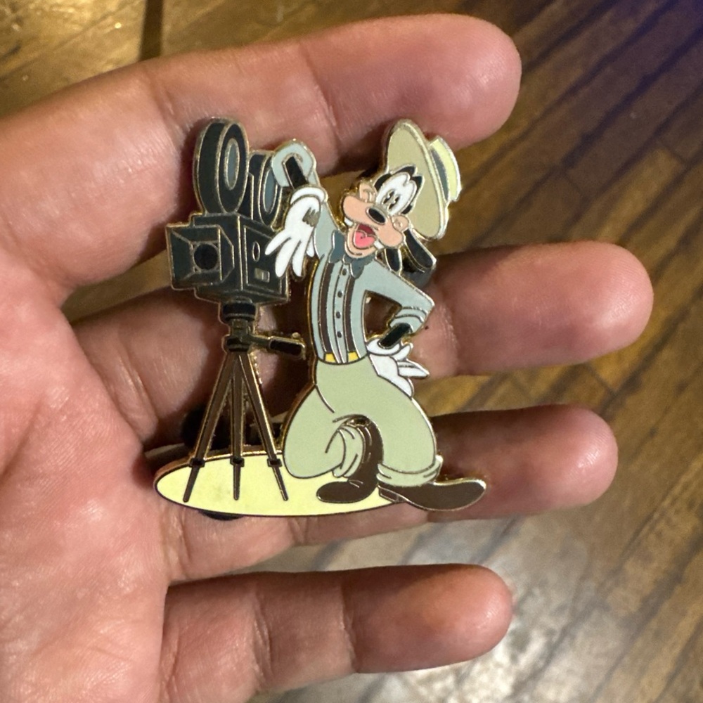 Disney Colorful Character Pin Collection - Picture 4 of 6